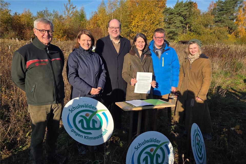 Ein breites Bündnis will in Niedersachsen die Schulwälder stärken und hat dafür eine Absichtserklärung unterschrieben. Christian Brahmann/dpa