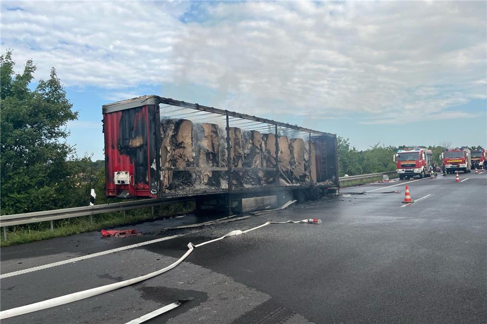 Ein brennender Lkw-Auflieger sorgt auf der A14 für eine Vollsperrung. (Handoutbild)Handout / Berlin/Polizeiinspektion Magdeburg/dpa
