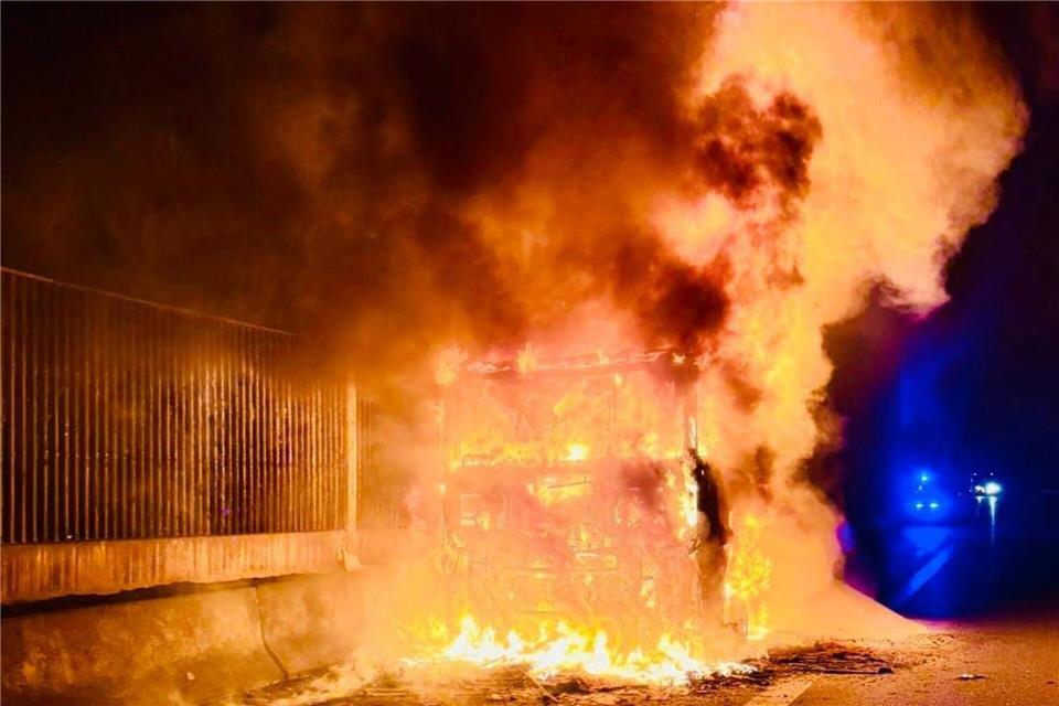 Ein brennender Lkw sorgt für eine Vollsperrung auf der A72.P. Heinritz/Stadt Plauen/dpa
