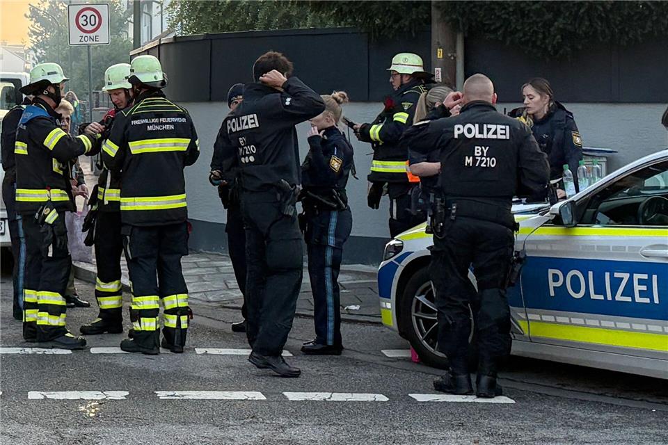 Ein brennendes Einfamilienhaus in München löst am frühen Morgen einen Großeinsatz von Polizei und Feuerwehr aus. (Symbolbild)Roland Freund/dpa