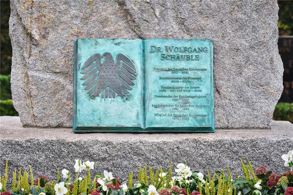 Ein bronzenes Buch listet die bedeutenden Posten von Schäuble auf.Bernhard Strauss/dpa