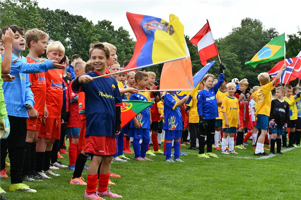 Ein buntes Bild: 24 Nationen kämpften am Samstag im Borkener Trier bei der 1. Mini-WM der Borkener Zeitung um die begehrte Trophäe.