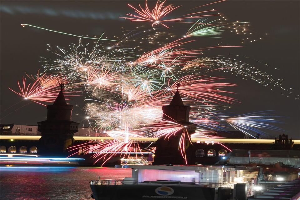 Ein buntes Feuerwerk gab es in Berlin.Paul Zinken/dpa
