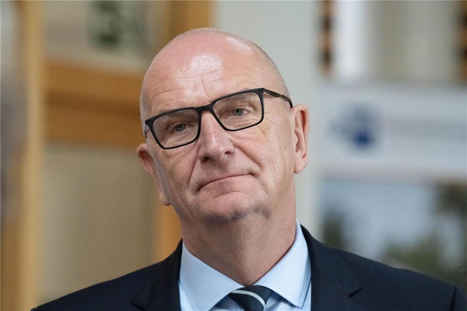 Ein chinesisches Unternehmen überlegt, in Brandenburg Luxus-E-Autos zu bauen. Ministerpräsident Woidke bestätigt Gespräche - doch Details bleiben geheim. Stefan Sauer/dpa