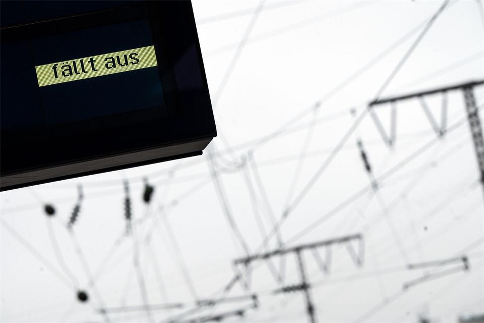 Ein defektes Stellwerk behindert im Großraum Essen den Zugverkehr. Verspätungen und Ausfälle sind die Folge. (Symbolbild)Federico Gambarini/dpa