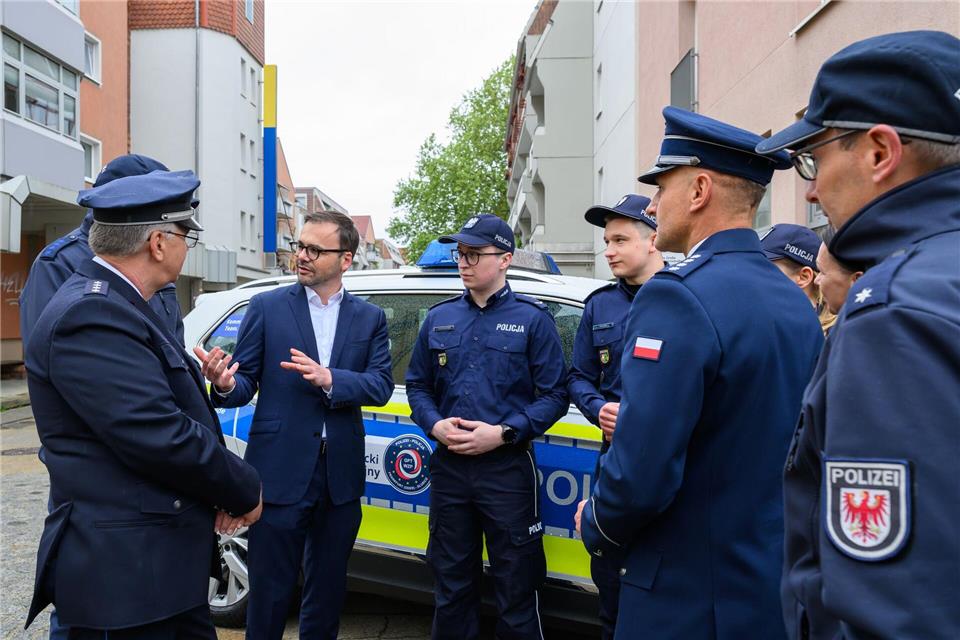 Ein deutsch-polnisches Polizeiteam beginnt mit der Arbeit.Patrick Pleul/dpa