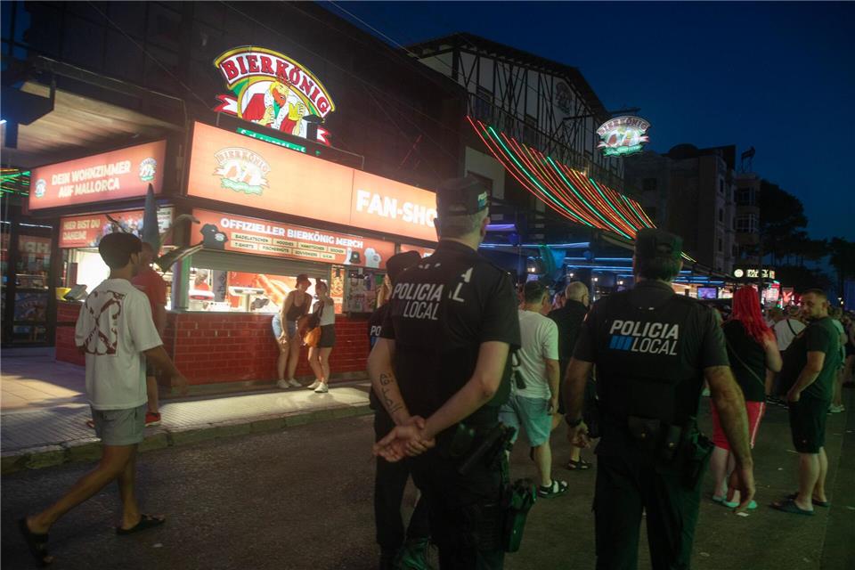 Ein deutscher Tourist ist auf Mallorca von zwei ebenfalls deutschen Angreifern bei einem Raubüberfall mit einem Messer verletzt worden. (Archivbild)Clara Margais/dpa