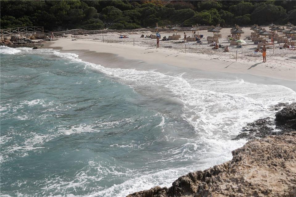 Ein deutscher Urlauber ist im Osten Mallorcas bei dem Versuch ums Leben gekommen, anderen in Not geratenen Badenden zu helfen. (Archivbild)Clara Margais/dpa