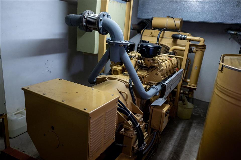 Ein dieselbetriebenes Notstromaggregat im Seniorenheim Mathildenhof nach Wiederanlaufen der Stromversorgung.Fabian Sommer/dpa