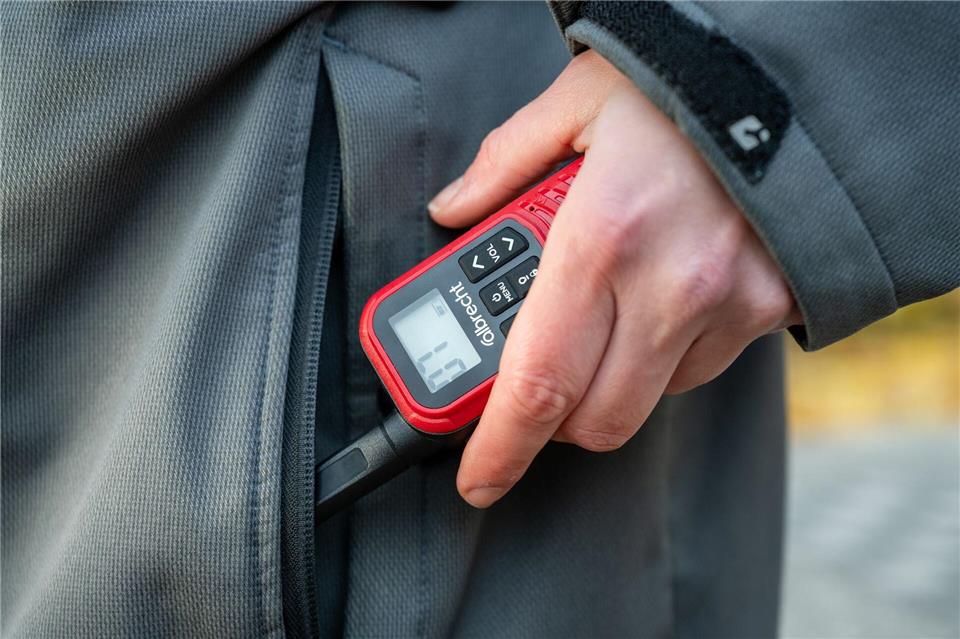 Ein digitales Walkie-Talkie: Bei diesen Geräten stört kein Rauschen mehr, aber die Stimmen klingen nicht so natürlich wie beim analogen Funk.Nico Tapia/dpa-tmn