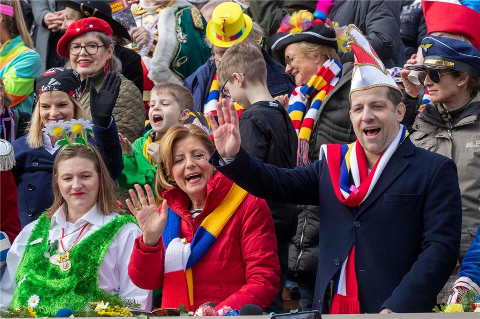 Was Narren so alles rufen Ein donnerndes „Helau“ ist beim Mainzer Rosenmontagszug auch von politischer Prominenz zu hören, wie hier 2024 von der damaligen Ministerpräsidentin Malu Dreyer (M) und Oberbürgermeister Nino Haase (parteilos). (Archivbild)Helmut Fricke/dpa