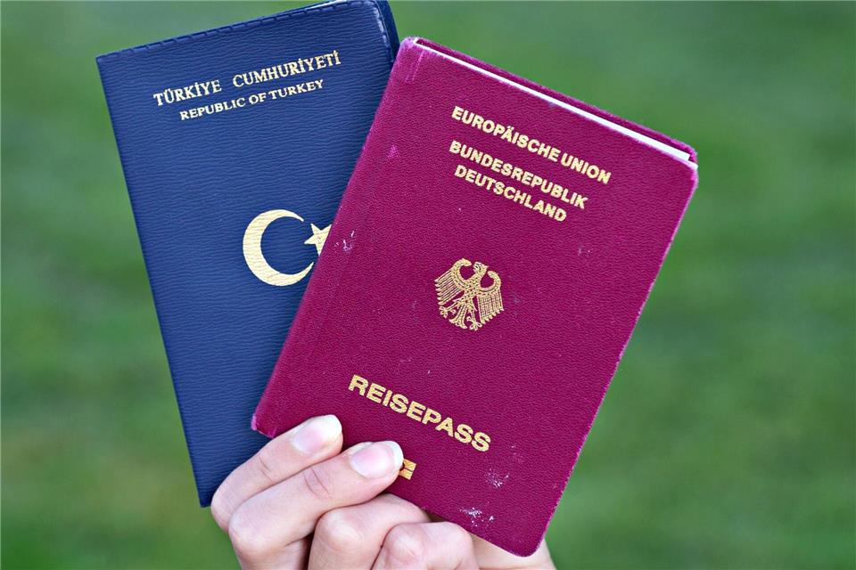 Ein doppelter Pass wird bundesweit nicht in der Kriminalitätsstatistik aufgeführt. (Symbolbild)Daniel Bockwoldt/dpa