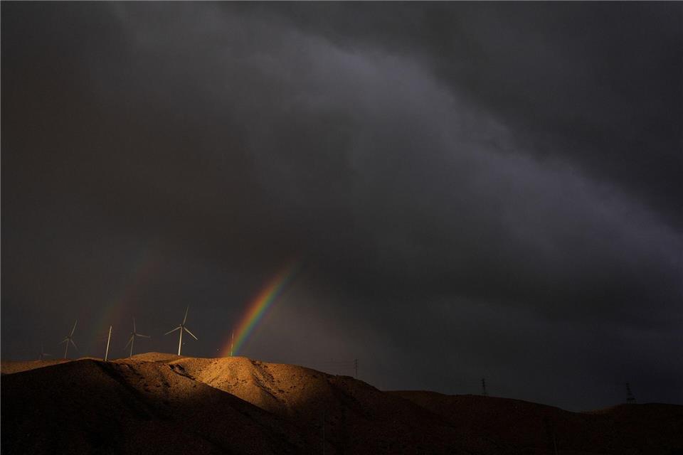 Ein doppelter Regenbogen erscheint hinter Windturbinen unter Gewitterwolken in der Nähe von Cathedral City in Kalifornien.Jae C. Hong/AP/dpa