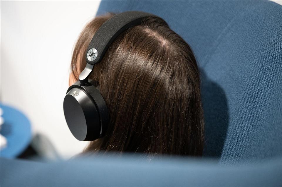 Ein echtes Arbeitstier: Der Akku des Sennheiser Momentum 5 hält locker die ganze Woche über.Nico Tapia/dpa-tmn