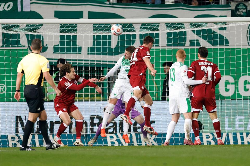 Ein ehemaliger Nürnberger trifft in Fürth: Robin Koche (M) köpft das 1:1 für die in Rot gekleideten Bielefelder.Heiko Becker/dpa