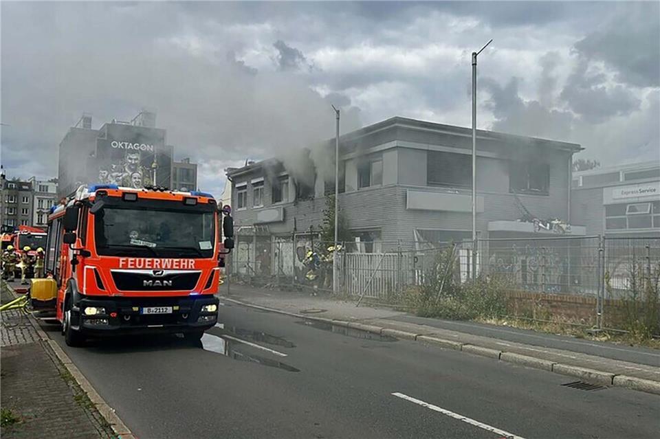 Ein ehemaliges Autohaus brannte - vermutet wird fahrlässige Brandstiftung.Handout / Berlin/Berliner Feuerwehr/dpa