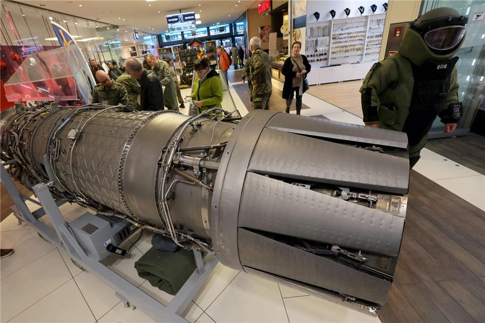 Ein eher ungewöhnlichen Anblick bot ein „Eurofighter“-Triebwerk im Rahmen der Bundeswehr-Informationswoche „Schwerin in grün“ in einer Einkaufspassage.Bernd W�stneck/dpa