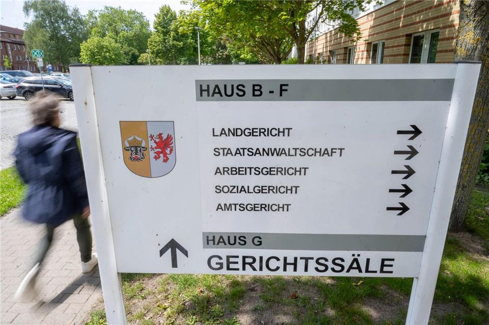 Ein eher ungewöhnlicher Fall beschäftigt am Mittwoch das Landgericht Stralsund: die mutmaßliche Attacke eines Ziegenbocks in einem Streichelgehege. (Archivbild) Stefan Sauer/dpa