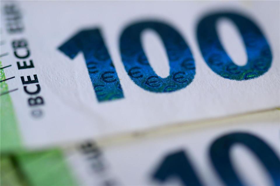 Ein ehrlicher Finder hat in Norderstedt die Rückgabe von verlorenem Geld an den Besitzer ermöglicht. (Symbolbild) Hendrik Schmidt/dpa