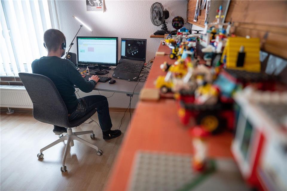 Ein eigener Schreibtisch, Ruhe und ein ergonomischer Stuhl sind ein guter Anfang für einen gelungenen Homeoffice-Platz. picture alliance/dpa