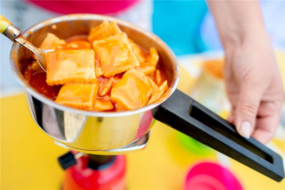 Ein einfacher Campingkocher reicht notfalls bei Stromausfall für warmen Tee und etwas Warmes zum Essen. (Archivfoto)Hauke-Christian Dittrich/dpa