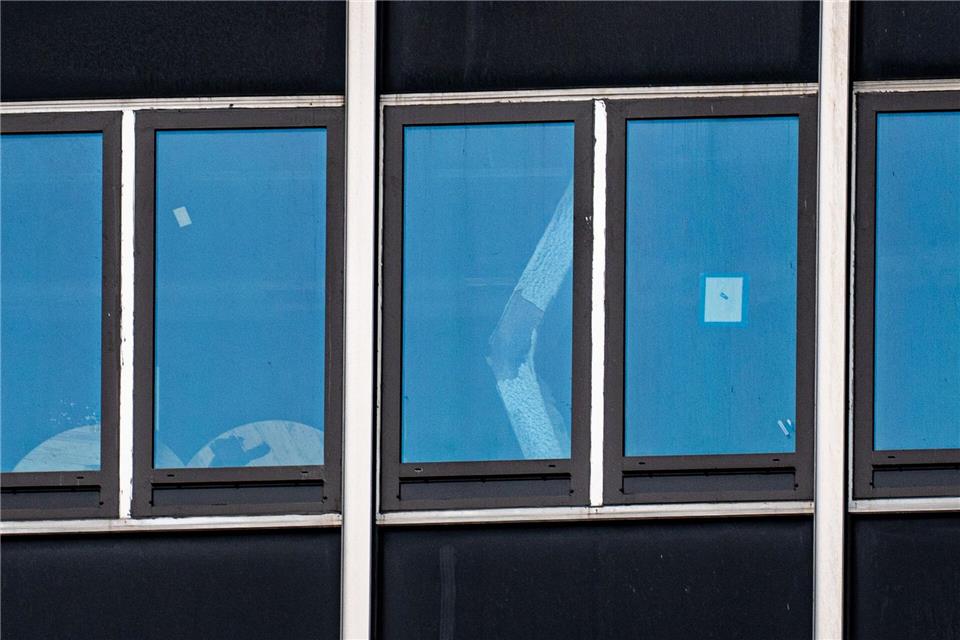 Ein eingeknickter Stützpfeiler ist durch ein Fenster zu sehen.Angelina Katsanis/AP/dpa