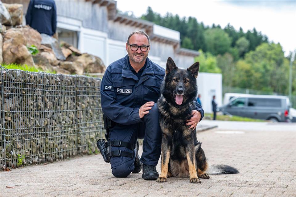 Feine Nase: Polizeihund Dimi erschnüffelt Datenträger Ein eingespieltes Duo: der fünfeinhalb Jahre alte Polizeihund Dimi und Polizeihundeführer Ralf Strasser-Moraras.Armin Weigel/dpa