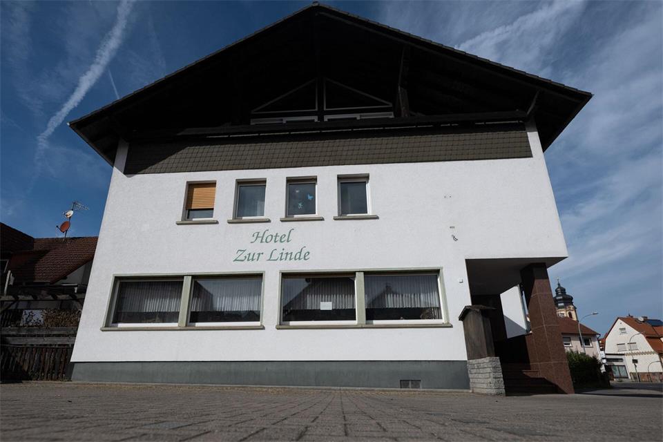 Ein einstiges Hotel im Mainz-Kinzig-Kreis sollte eine Flüchtlingsunterkunft werden - ist es aber nie geworden.Florian Wiegand/dpa