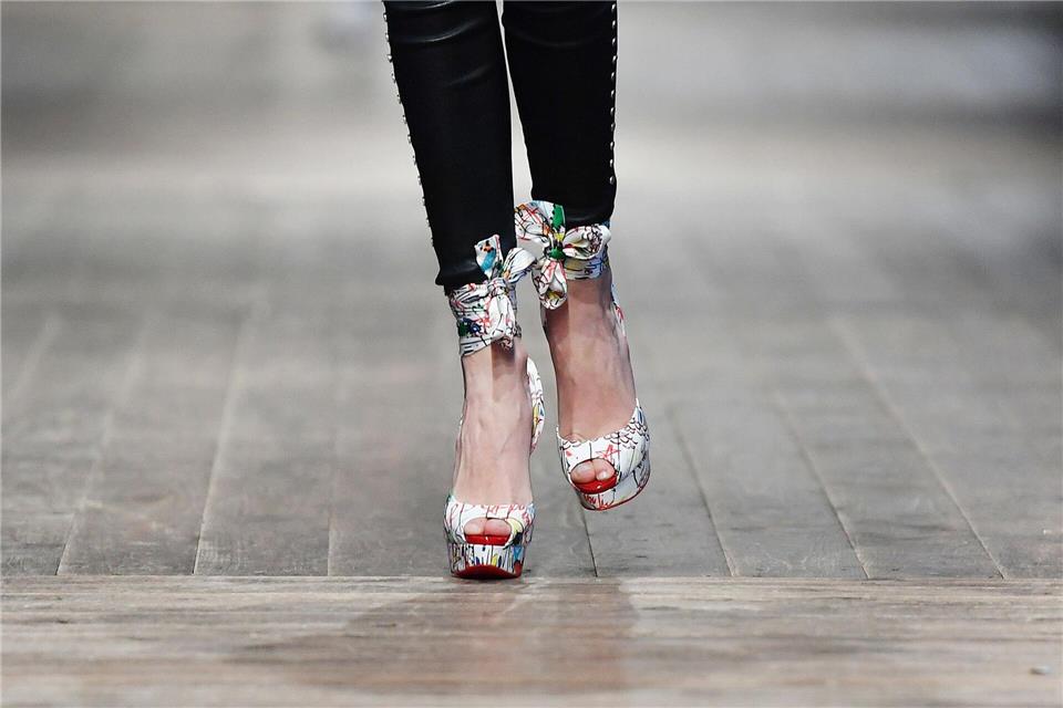 Ein eleganter Gang in High Heels braucht Körperspannung und Balance. Gezieltes Training von Waden und Füßen hilft, sicher aufzutreten.Jens Kalaene/dpa/dpa-tmn