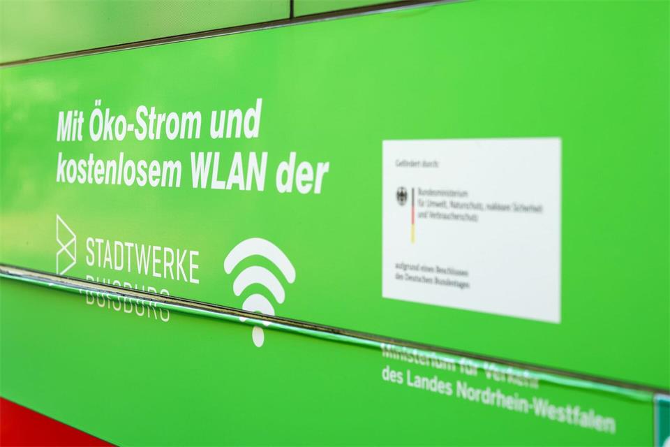 Ein elektrisch angetriebener Linienbus der Duisburger Verkehrsgesellschaft (DVG) ist auf der Linie 934 unterwegs. Christoph Reichwein/dpa