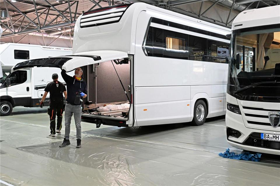 Ein elf Meter langer Luxusliner wird auf der Freizeitmesse gezeigtJennifer Brückner/dpa