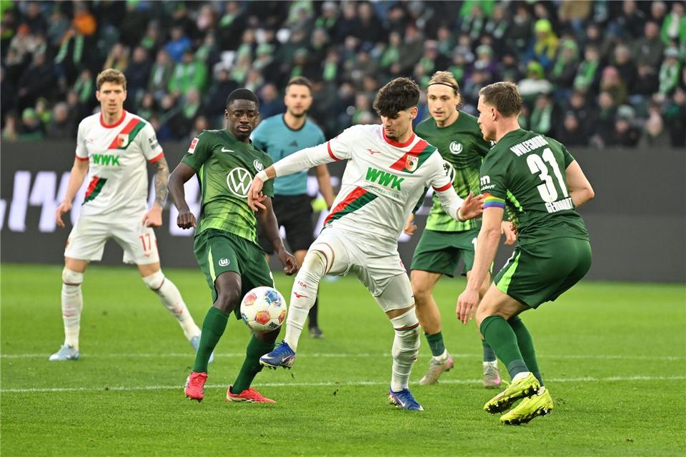 Ein enges Abstiegskampfduell lieferten sich Wolfsburger und Augsburger.Swen Pförtner/dpa