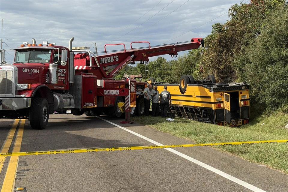 Ein entgegenkommendes Auto war auf die Gegenfahrbahn geraten und mit dem Bus kollidiert.Uncredited/Polk County Sheriff’s Office/AP/dpa