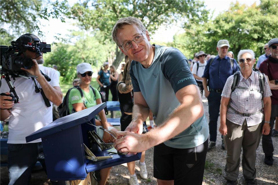 Ein entspannter Tag für den Regierungschef mit Wanderung und Gesprächen zwischen Plöner und Eutiner See.Christian Charisius/dpa