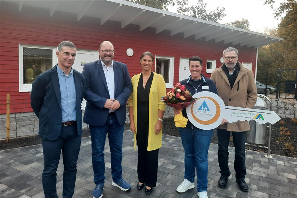 Ein ereignisreiches Jahr liegt mit der Inbetriebnahme des „Dörchens“ hinter der Jugendherberge Reken: Guido Kaltenbach (Geschäftsführer DJH Westfalen-Lippe, von links), Bürgermeister Manuel Deitert, Silke Sommers (stellvertretende Landrätin Kreis Borken), Hausleiterin Melanie Zils und Guido Varney (Vorsitzender DJH Westfalen-Lippe).