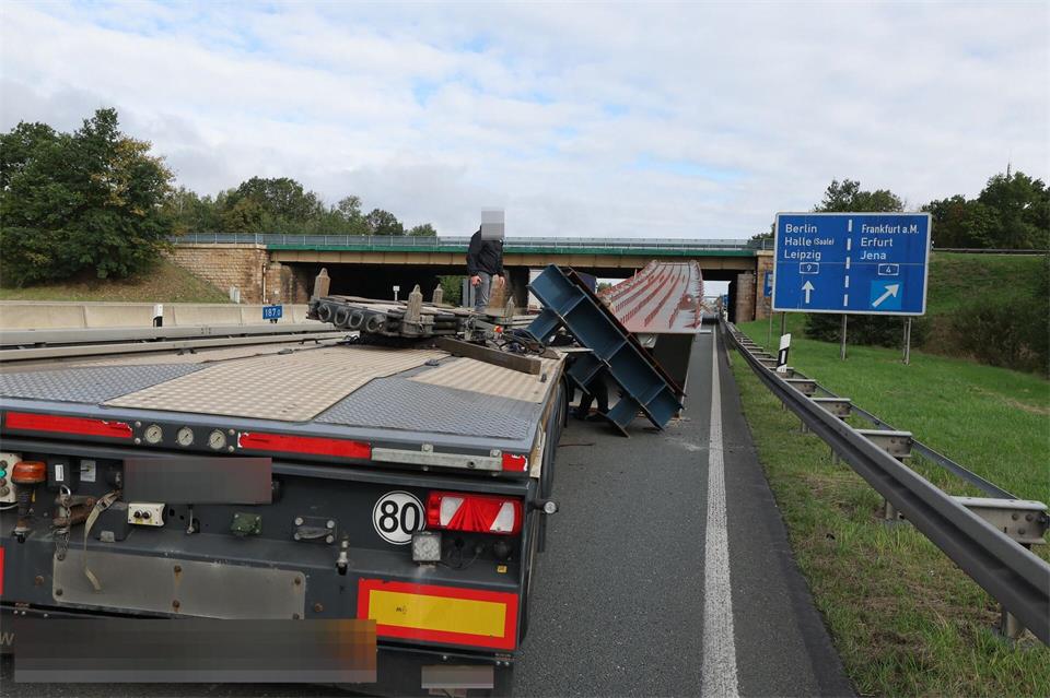 Ein etwa 70 Tonnen schweres Brückenteil ist von einem Schwerlasttransporter gefallen und liegt auf der Autobahn 9 am Hermsdorf Kreuz. Zur Bergung des Brückenteiles ist ein Kran angefordert.Bodo Schackow/dpa