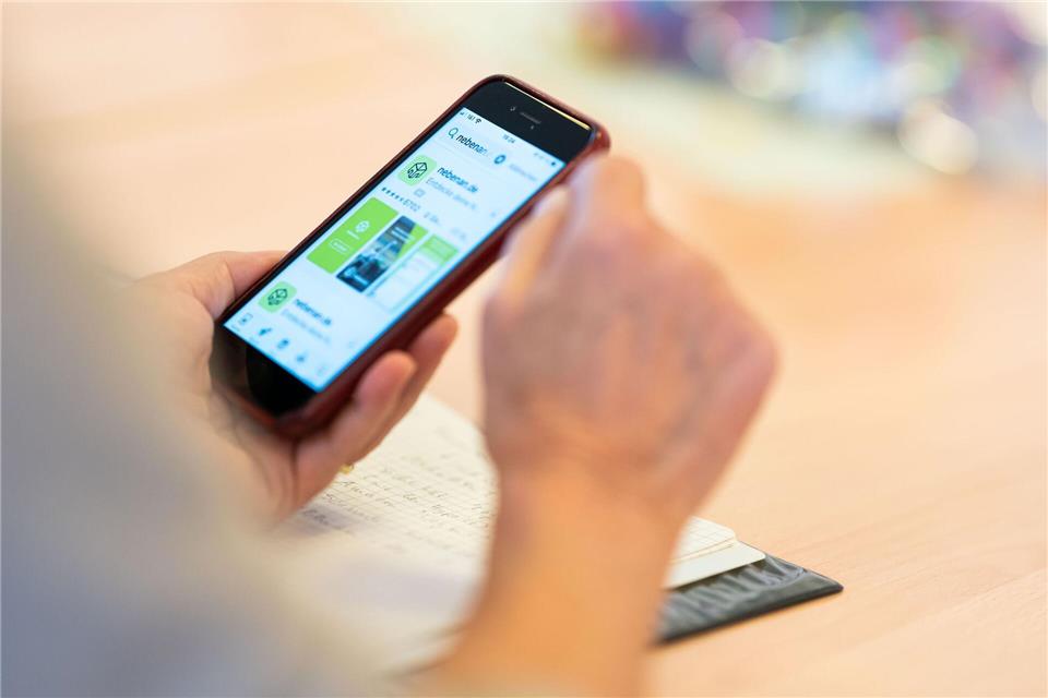 Ein etwas älteres Smartphone-Modell, noch voll funktionsfähig - was passiert damit, wenn die Nutzerin ein neueres Modell bekommt?Lukas Barth/dpa