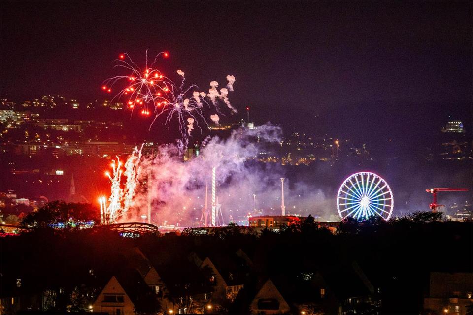 Ein farbenprächtiges Musikfeuerwerk bildet am Sonntagabend den Abschluss des 179. Cannstatter Volksfestes in Stuttgart-Bad Cannstatt. Daniel Kessler/onw-images/dpa