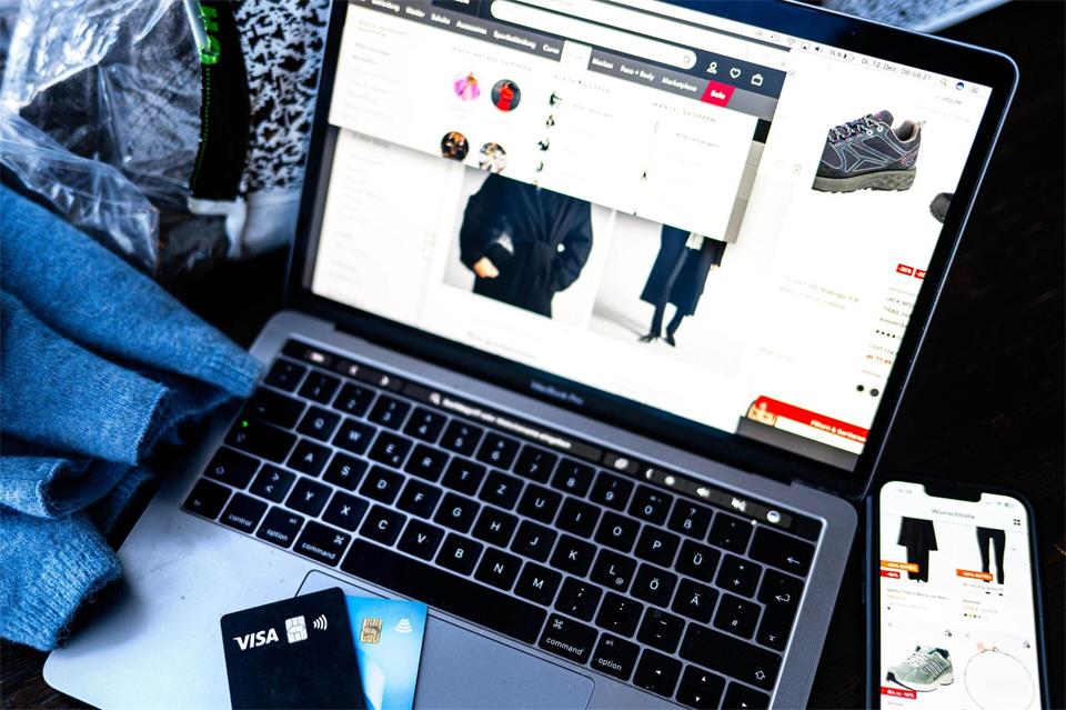Ein fehlendes Impressum, Verkäufer etwa in Fernost und Vorkasse sind Warnsignale, die auf Fake-Shops hinweisen können.Sina Schuldt/dpa/dpa-tmn