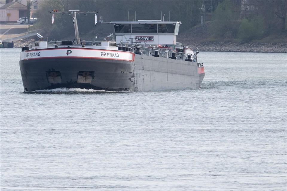 Ein festgefahrenes Schiff auf dem Rhein konnte nun weiterfahren. (Symbolbild)Boris Roessler/dpa