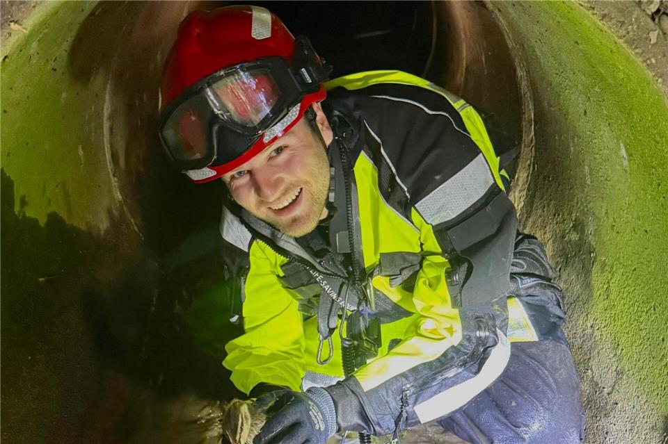 Ein festsitzendes Entenküken wurde von der Feuerwehr aus einem Ablaufrohr gerettet. Daniel Fuchs/Feuerwehr Homburg/dpa
