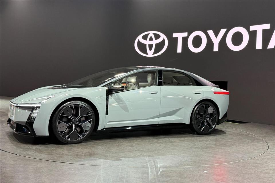 Studie stimmt auf sportliche Neuauflage des Corolla ein  Ein flaches, kantiges Design zeichnet die Design-Studie Toyota Corolla aus.Thomas Geiger/dpa-tmn