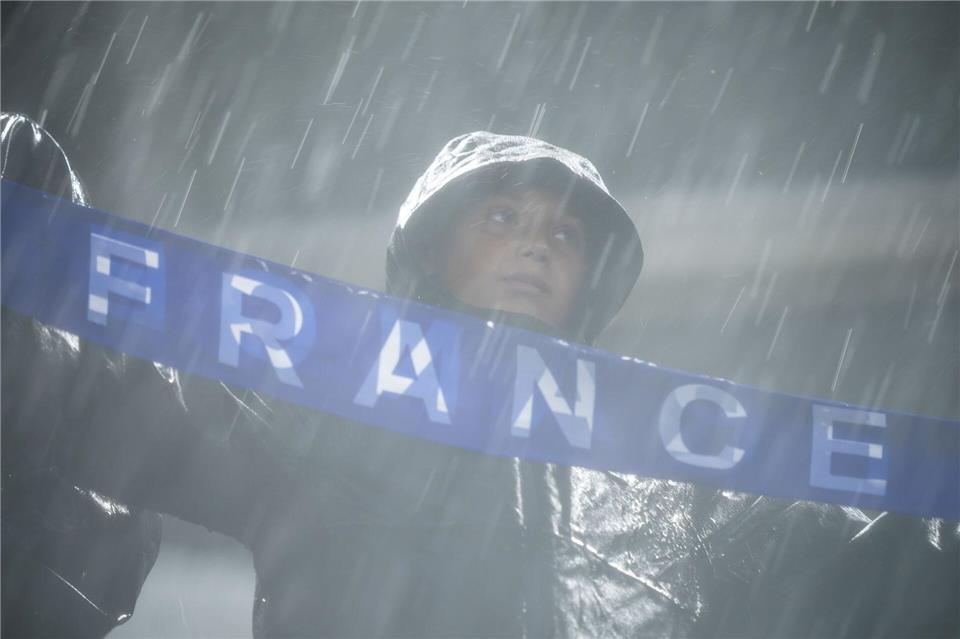 Ein französischer Fan im Regen von Philadelphia.Matt Rourke/AP/dpa