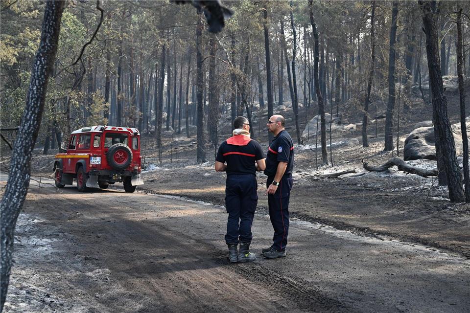 Ein freiwilliger Feuerwehrmann hat eingeräumt, im Wald von Fontainebleau Feuer gelegt zu haben.Emma Da Silva/AP/dpa