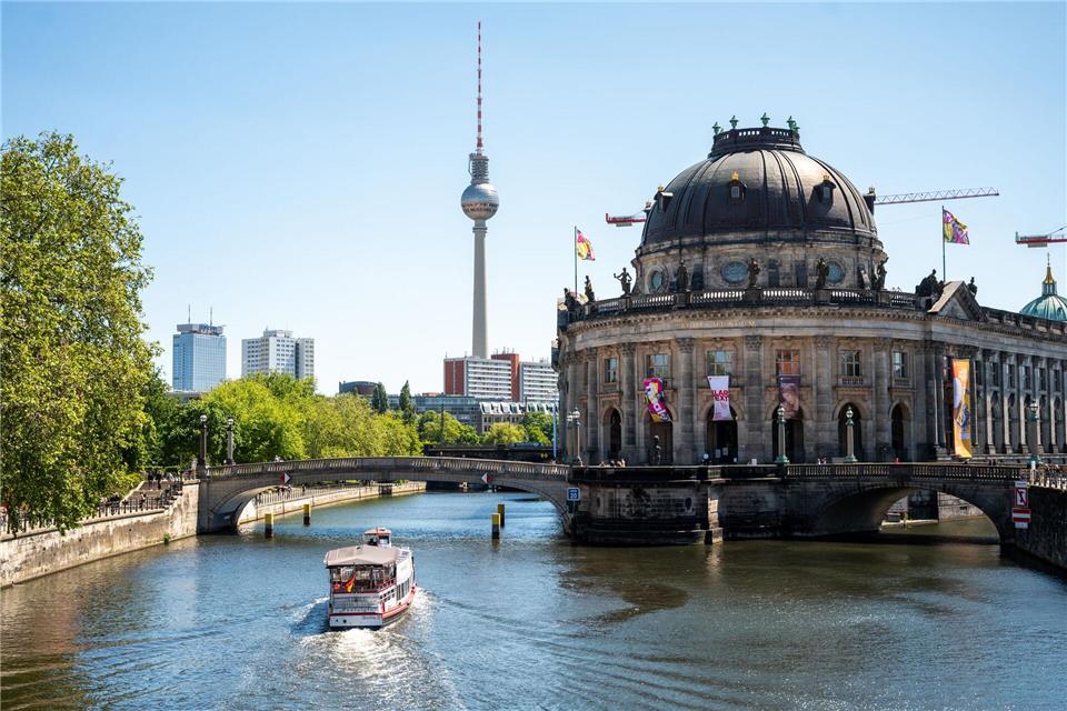 Ein früherer Kultur-Staatssekretär und ein ehemaliger Opern-Intendant fordern ein Bekenntnis zur Berliner Kulturlandschaft. (Archivbild) Christophe Gateau/dpa