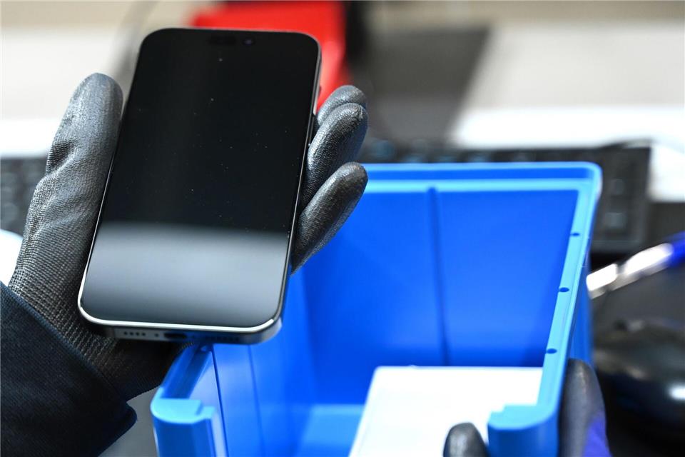 Ein gebrauchtes Smartphone wird generalüberholt und für den Wiederverkauf flottgemacht. (Symbolbild)Elisa Schu/dpa