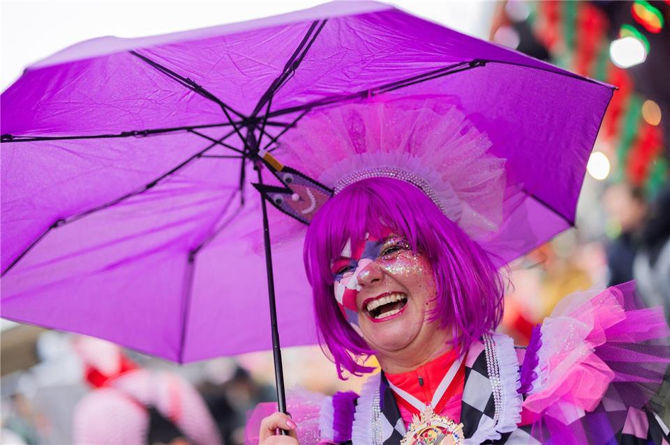 Ein gefragtes Verkleidungsaccessoire war der Regenschirm.Rolf Vennenbernd/dpa