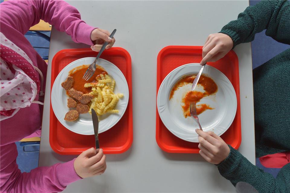 Ein gemeinsames Mittagessen hat einen verbindenden Charakter. (Symbolbild)Ralf Hirschberger/dpa-Zentralbild/dpa