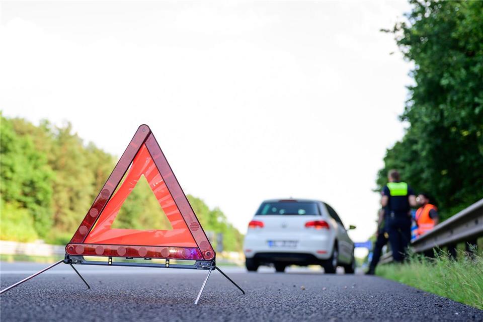 Ein geplatzter Sattelzug-Reifen hat auf der A4 zwischen Pulsnitz und Ottendorf-Okrilla drei Autos beschädigt. (Symbolbild)Philipp Schulze/dpa