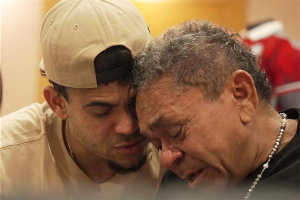 Ein gerührter Luis Díaz (l.) mit seinem Vater Luis Manuel nach dessen Freilassung.